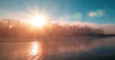 4k dağı nehir saati yaz ya da sonbahar gündoğumunda sona erer. Vahşi doğa, berrak su ve her zaman yeşil olan kırsal vadi. Güneş ışınları ve yoğun sabah sisi. Motorlu doli kaydırma hareketi