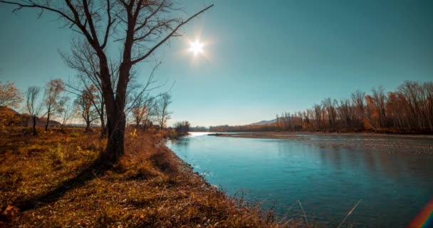 4k berg rivier time-lapse in de zomer of herfst dag tijd. Wilde natuur, helder blauw water en droge bomen. Zonnestralen en lichte avondwind. Gemotoriseerde dolly slider beweging — Stockvideo