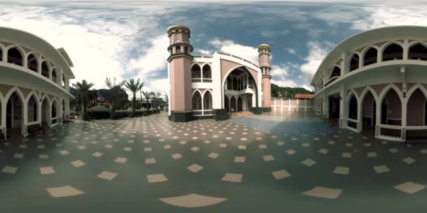 360 VR зовнішній вигляд внутрішньої площі в мечеті з ісламською мусульманською будівлею. Пам'ятник історії . — стокове відео