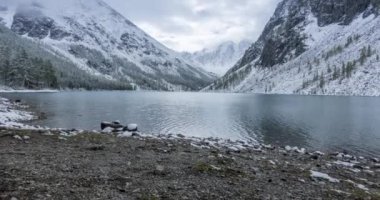 Kar Dağı Gölü 'nün zamanı sonbaharda doluyor. Vahşi doğa ve kırsal dağ vadisi. Çam ağaçlarından oluşan yeşil orman ve gökyüzünde dramatik bulutlar. Motorlu doli kaydırma hareketi