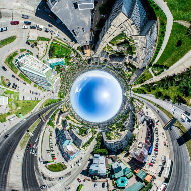 Kesişen yollar, evler, binalar, parklar ve otoparklar olan havacılık şehri manzarası. Güneşli yaz panoramik resmi