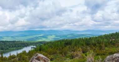 Dağ Gölü yaz ya da sonbahar zamanında zaman atlaması. Vahşi doğa ve kırsal alan. Bulutların hareketi, yeşil çimenler ve dramatik gökyüzü. Motorlu doli kaydırıcı