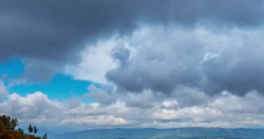 Dağ Gölü yaz ya da sonbahar zamanında zaman atlaması. Vahşi doğa ve kırsal alan. Bulutların hareketi, yeşil çimenler ve dramatik gökyüzü. Motorlu doli kaydırıcı