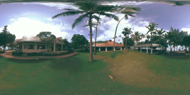 Concept 360 VR avec terrasses balnéaires dans un hôtel exotique. Espace extérieur avec palmiers et herbe verte. Villa tropicale zone de villégiature — Video
