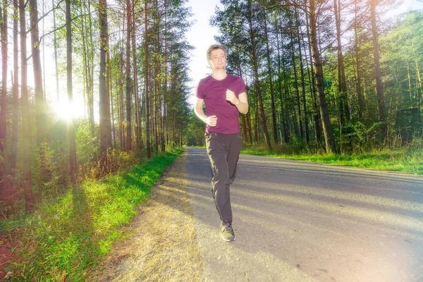 Hombre corriendo en la ciudad partk en hermoso día de verano. Deporte fitness modelo caucásico etnia entrenamiento al aire libre. —  Fotos de Stock