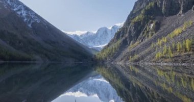 Dağ Gölü 'nün zamanı yaz ya da sonbahar zamanlarında geçiyor. Vahşi doğa ve kırsal dağ vadisi. Çam ağaçları ve güneş ışınlarından oluşan yeşil bir orman. Kamera hareketi
