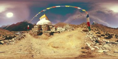 Nepal 'deki Dingboche ve Pheriche köyünün 4K VR' si, Everest ana kamp alanının temel noktası. EBC. Dağdaki Budist aptallığı..