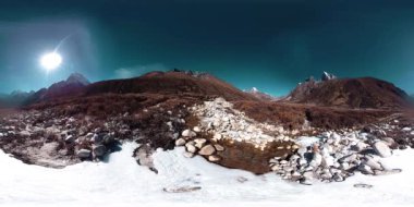 Nepal 'deki Dingboche ve Pheriche köyünün 4K VR' si, Everest ana kamp alanının temel noktası. EBC. Dağdaki Budist aptallığı..
