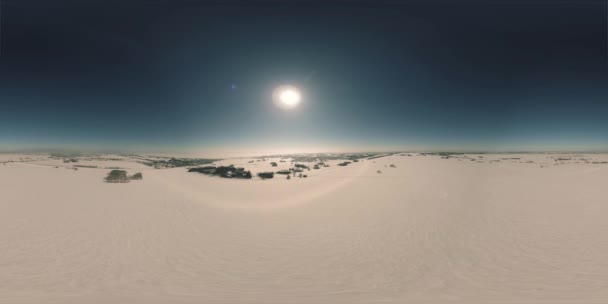 360 VR insansız hava aracı soğuk kış kutup bölgesinin hava görüntüsü, karla kaplı ağaçlar, buz nehri ve ufukta güneş ışınları. Aşırı düşük sıcaklık havası. yüksek yatay hareket — Stok video