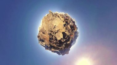 360 VR Gokyo Ri dağ tepesi. Tibet Budist bayrağı. Vahşi Himalayalar yüksek irtifa doğa ve dağ vadisi. Buzla kaplı kayalık yamaçlar. Küçük gezegen dönüşümü.