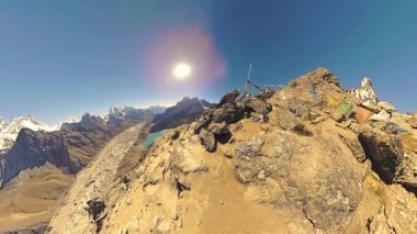 360 VR Gokyo Ri dağ tepesi. Tibet Budist bayrağı. Vahşi Himalayalar yüksek irtifa doğa ve dağ vadisi. Buzla kaplı kayalık yamaçlar. Küçük gezegen dönüşümü.
