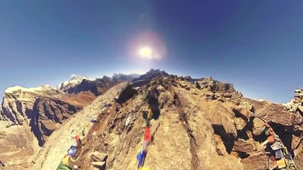 Góra Gokyo Ri. Tybetańska flaga buddyjska. Dzikie Himalaje na dużej wysokości przyrody i Mount Valley. Skaliste zbocza pokryte lodem. Transformacja małej planety — Wideo stockowe