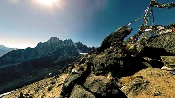 360 VR Gokyo Ri bergtop. Tibetaans gebed Boeddhistische vlag. Wild Himalaya 's hoge hoogte natuur en berg vallei. Rotsachtige hellingen bedekt met ijs. Panorama-beweging — Stockvideo