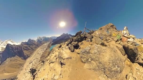 360 VR Gokyo Ri cima de la montaña. Bandera budista tibetana de oración. Himalaya salvaje naturaleza de gran altitud y valle del monte. Pendientes rocosas cubiertas de hielo. Transformación del pequeño planeta. — Vídeo de stock