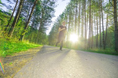 Adam güzel bir yaz gününde şehir parkında koşuyor. Spor fitness modeli Kafkasya etnik köken eğitimi.
