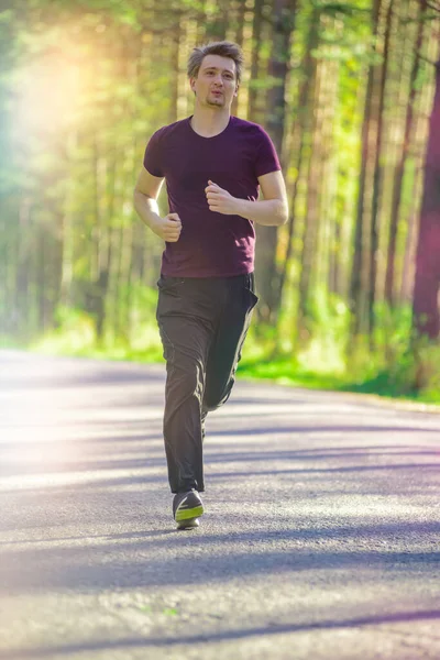 Man jogging in city partk at beautiful summer day. Sport fitness model caucasian ethnicity training outdoor. — Stock Photo, Image