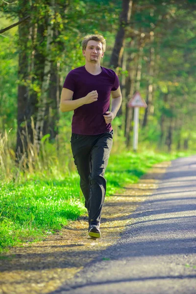 Homem correndo na cidade partk no belo dia de verão. Esporte fitness modelo caucasiano etnia formação ao ar livre. — Fotografia de Stock