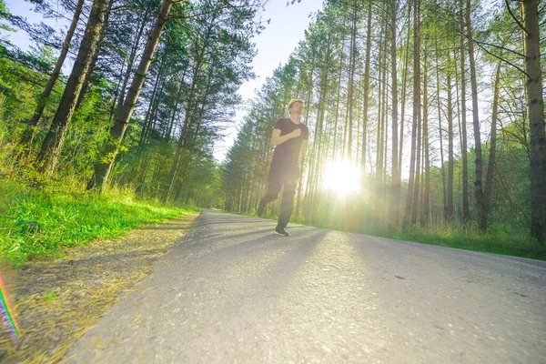 Adam güzel bir yaz gününde şehir parkında koşuyor. Spor fitness modeli Kafkasya etnik köken eğitimi.