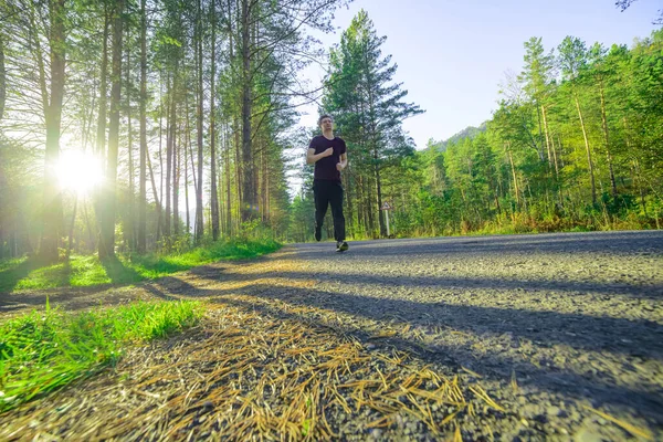 Mann joggt bei schönem Sommertag in der Stadt Sport Fitness-Modell kaukasischen Ethnizität Training im Freien. — Stockfoto