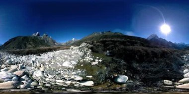 Nepal 'deki Dingboche ve Pheriche köyünün 4K VR' si, Everest ana kamp alanının temel noktası. EBC. Dağdaki Budist aptallığı..