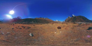 Nepal 'deki Dingboche ve Pheriche köyünün 4K VR' si, Everest ana kamp alanının temel noktası. EBC. Dağdaki Budist aptallığı..