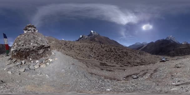 4K VR z vesnice Dingboche a Pheriche v Nepálu, základní bod všudypřítomné základnové stopy. EBC. Buddhistická stúpa na hoře. — Stock video