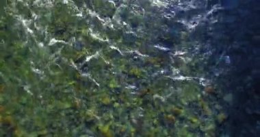 Güneşli yaz sabahında kayalarla birlikte taze, hızlı dağ nehri üzerinde alçak irtifa uçuşu..