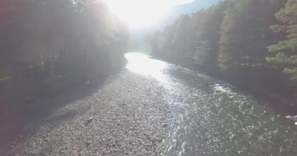 Volo a bassa quota sul fresco fiume di montagna veloce con rocce al soleggiato mattino d'estate. — Video Stock