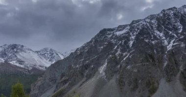 Sonbahar zamanı Dağ Vadisi 'ndeki destansı bulutların zamanı. Uçsuz bucaksız bir doğa ve kar fırtınası.