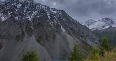 Sonbahar zamanı Dağ Vadisi 'ndeki destansı bulutların zamanı. Uçsuz bucaksız bir doğa ve kar fırtınası.