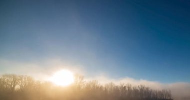 4k dağı nehir saati yaz ya da sonbahar gündoğumunda sona erer. Vahşi doğa, berrak su ve her zaman yeşil olan kırsal vadi. Güneş ışınları ve yoğun sabah sisi. Motorlu doli kaydırma hareketi