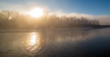 4k dağı nehir saati yaz ya da sonbahar gündoğumunda sona erer. Vahşi doğa, berrak su ve her zaman yeşil olan kırsal vadi. Güneş ışınları ve yoğun sabah sisi. Motorlu doli kaydırma hareketi