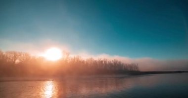 4k dağı nehir saati yaz ya da sonbahar gündoğumunda sona erer. Vahşi doğa, berrak su ve her zaman yeşil olan kırsal vadi. Güneş ışınları ve yoğun sabah sisi. Motorlu doli kaydırma hareketi