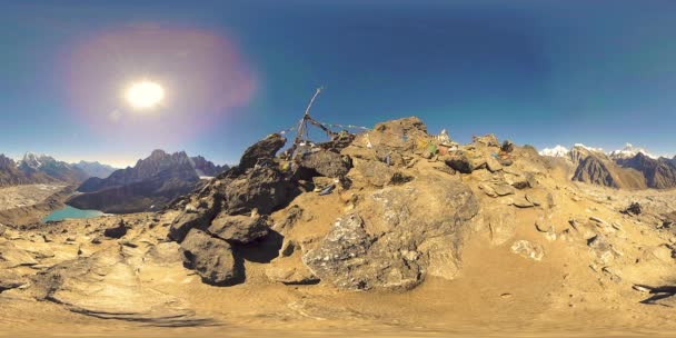 360 VR Gokyo Ri hegytető. Tibeti ima buddhista zászló. Vad Himalája, magaslati természet és hegyi völgy. Jéggel borított sziklás lejtők. — Stock videók