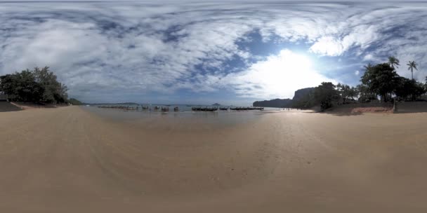 360 VR playa hermosa arena del mar y el cielo. El gran sol en las nubes toca el horizonte. Fondo de playa de palma asiática. Costa del océano despejada. Playa con aguas tranquilas y turistas barcos. — Vídeos de Stock
