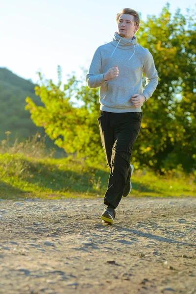 美しい夏の日に農村部の自然をジョギング男。スポーツフィットネスモデル｜白人民族トレーニング屋外. — ストック写真