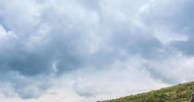 Dağ Gölü yaz ya da sonbahar zamanında zaman atlaması. Vahşi doğa ve kırsal alan. Bulutların hareketi, yeşil çimenler ve dramatik gökyüzü. Motorlu doli kaydırıcı