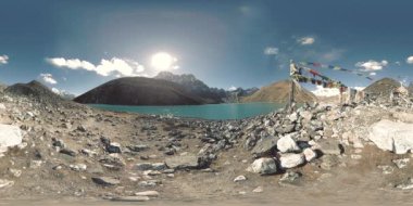 Kış mevsiminde VR Gokyo Ri Dağı Gölü. Vahşi Himalayalar yüksek irtifa doğa ve dağ vadisi. Kayalık yamaçlar buzla kaplı.