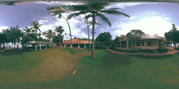 360 VR concept met terrassen op het strand in exotisch hotel. Buitenruimte met palmen en groen gras. Tropische villawijk — Stockvideo