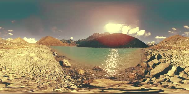 VR Gokyo Ri hegyi tó a téli szezonban. Vad Himalája, magaslati természet és hegyi völgy. Jéggel borított sziklás lejtők. — Stock videók