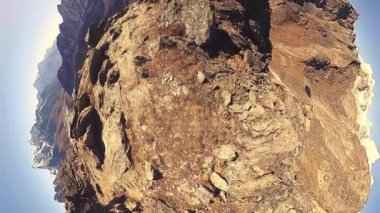 360 VR Gokyo Ri dağ tepesi. Tibet Budist bayrağı. Vahşi Himalayalar yüksek irtifa doğa ve dağ vadisi. Karla kaplı kayalık yamaçlar. Küçük gezegen dönüşümü.
