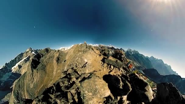 360 Gokyo Ri山顶 藏传佛教的旗帜 野生喜马拉雅山高海拔自然和高山山谷 被雪覆盖的岩石斜坡 微小的行星转变 — 图库视频影像
