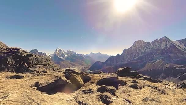 360 Gokyo Cima Montaña Bandera Budista Tibetana Oración Himalaya Salvaje — Vídeo de stock