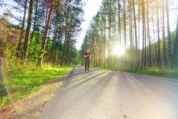 Koşan adam güzel bir yaz gününde şehir parkında koşuyor. Spor fitness modeli Kafkasya etnik köken eğitimi.