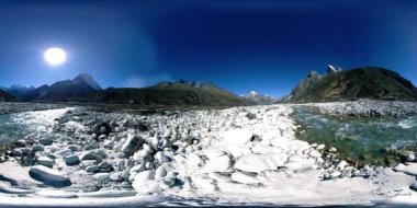 Nepal 'deki Dingboche ve Pheriche köyünün 4K VR' si, Everest ana kamp alanının temel noktası. EBC. Himalayalar 'da dağ yürüyüşü yolunda budist bir ahmak..