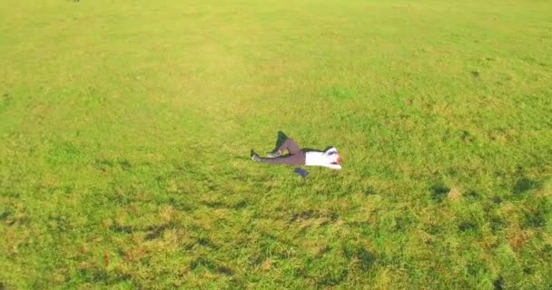 Ponto Vista Aéreo Vôo Orbital Baixo Torno Homem Mentiu Grama — Vídeo de Stock