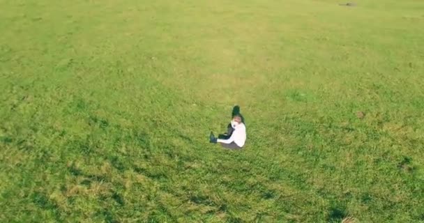 Luftaufnahme Niedriger Orbitalflug Den Menschen Der Auf Grünem Gras Sitzt — Stockvideo