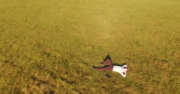 Punkt Widokowy Powietrza Niski Lot Dookoła Człowieka Leżał Zielonej Trawie — Wideo stockowe
