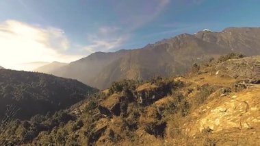 LUKLA, NEPAL - 1 ARALIK 2017: Kathmandu 'dan havaalanına uçak geliyor. Vahşi Himalayalar yüksek irtifa doğa ve dağ vadisi. Ağaçlarla kaplı kayalık yamaçlar. Trek alanı ana kampa gidiyor.