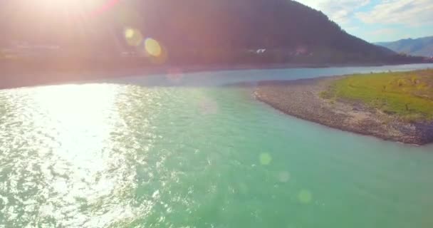 Point Vue Aérien Vol Basse Altitude Dessus Une Rivière Montagne — Video